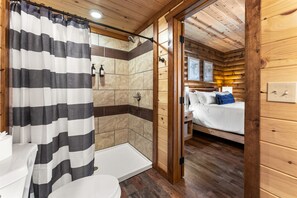 Een douche, een haardroger, handdoeken