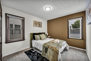 5 bedrooms, iron/ironing board, free WiFi, bed sheets - Welcome to Chic Parma House, a stylish 5-bedroom, 1-bath home with boutique-inspired design, perfect for families, traveling professionals, and extended stays just minutes from Cleveland, hospitals, and major highways. (Parma)