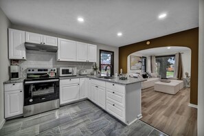 ثلاجة، ميكروويف، فرن، موقد طهي مسطح