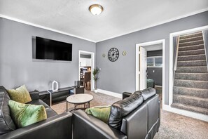 Smart TV - Nightly Nickel Nest (2BR,1BA) Near Highland Square (Akron)