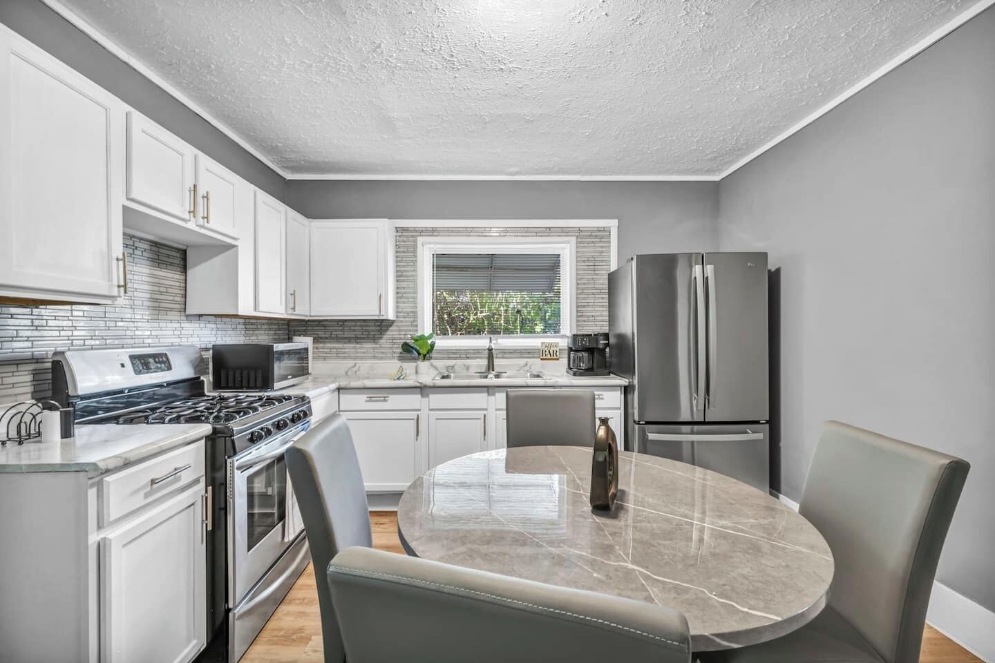 Refrigerador, microondas, parrilla de estufa y cafetera y tetera 