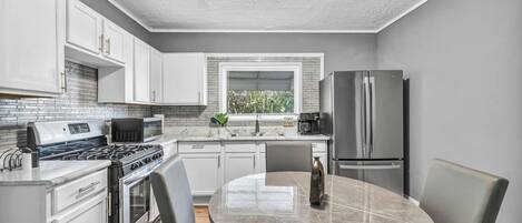 Refrigerador, microondas, parrilla de estufa y cafetera y tetera