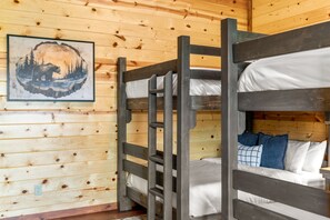 6 bedrooms, free WiFi, bed sheets - 6BR Lodge in the Smokies w/ Indoor Pool, Arcade & Views Sleeps 22 (Sevierville)
