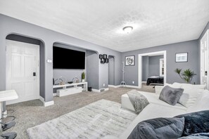 2 bedrooms, free WiFi, bed sheets - Weber Duplex House Lower Unit Near Highland Square (Akron)