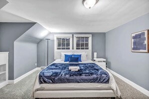 2 bedrooms, free WiFi, bed sheets - Weber Duplex House Upper Unit Near Highland Square (Akron)