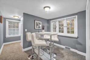 Dining - Weber Duplex House Upper Unit Near Highland Square (Akron)