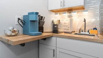 Frigorífico, horno, placa de cocina y utensilios de cocina