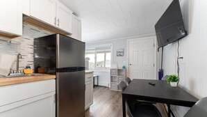 Fridge, oven, stovetop, cookware/dishes/utensils