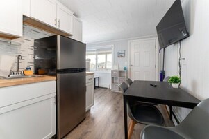 Refrigerador, horno, placa de cocina, utensilios de cocina