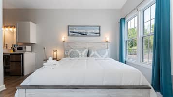 Suite, 1 cama de matrimonio grande con sofá cama | Escritorio, espacio para trabajar con un portátil, cortinas opacas