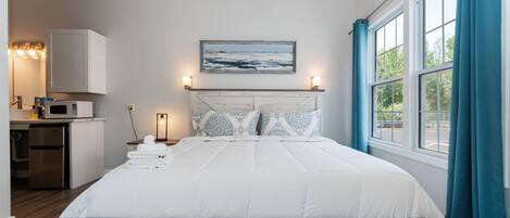 Bureau, espace de travail pour ordinateur portable, rideaux occultants