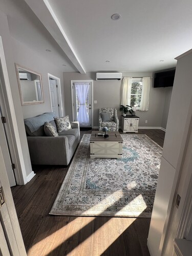 2-bedroom cottage in delightful Deer Isle with cozy charm