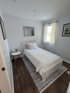 2 bedrooms, desk, iron/ironing board, WiFi - 2-bedroom cottage in delightful Deer Isle with cozy charm (Deer Isle)