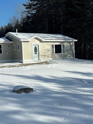 Exterior - 2-bedroom cottage in delightful Deer Isle with cozy charm (Deer Isle)