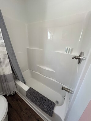 Hair dryer, towels, soap, shampoo - 2-bedroom cottage in delightful Deer Isle with cozy charm (Deer Isle)