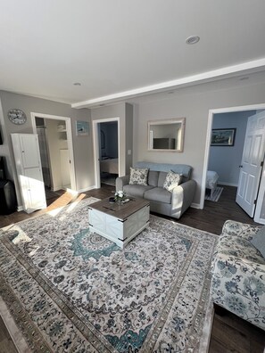 Smart TV - 2-bedroom cottage in delightful Deer Isle with cozy charm (Deer Isle)