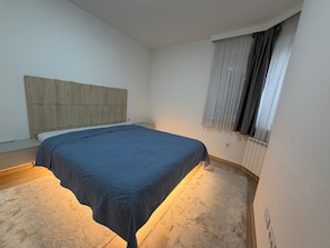 2 chambres, fer et planche à repasser, Wi-Fi, draps fournis