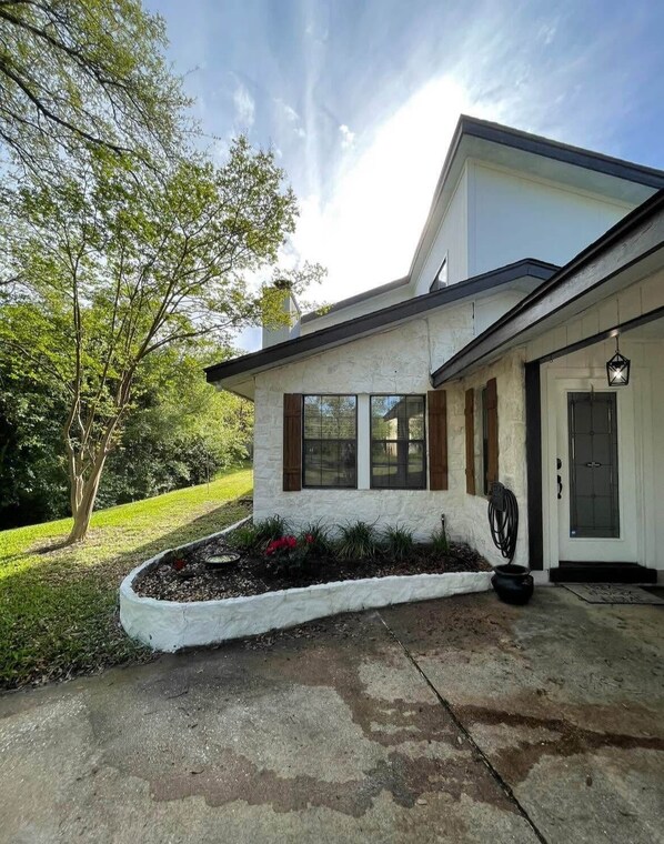 Exterior - Private Rooms in Delightful Leander with Salon & Spa Service Options (Leander)