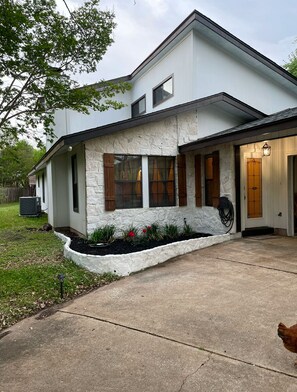 Exterior - Private Rooms in Delightful Leander with Salon & Spa Service Options (Leander)