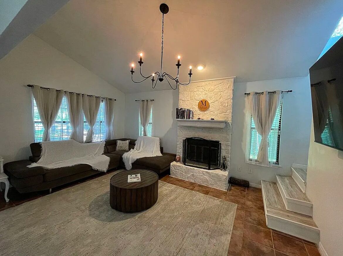 Smart TV, fireplace, books, stereo