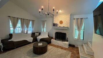 Smart TV, fireplace, books, stereo