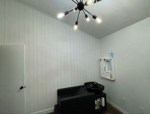 Interior - Private Room in Delightful Leander with Salon & Spa Service Options (Leander)