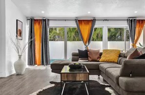 Living area - Luxury Pool Villa 5BD 4BA #2 (Miami)