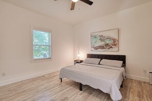 3 bedrooms, desk, iron/ironing board, free WiFi