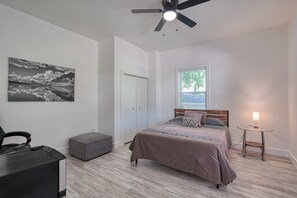 3 habitaciones, escritorio, tabla de planchar con plancha y wifi gratis