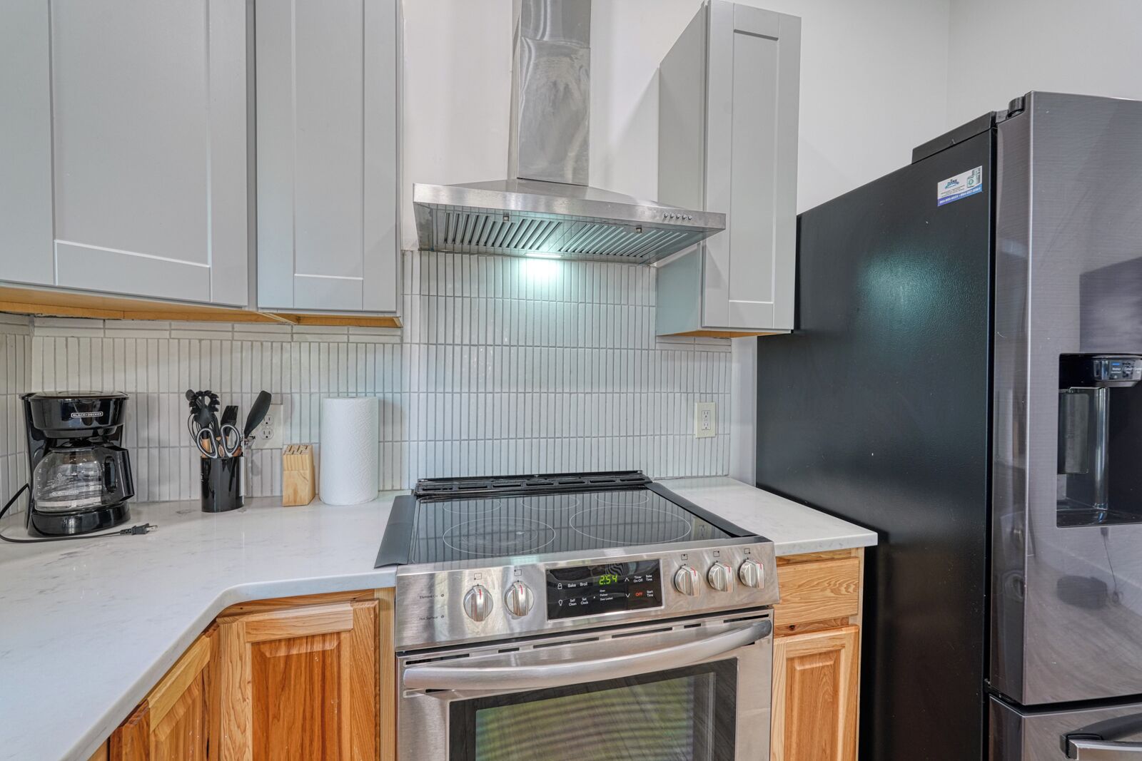 Réfrigérateur, micro-ondes, four, plaque de cuisson