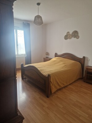 4 bedrooms, iron/ironing board, travel crib, free WiFi