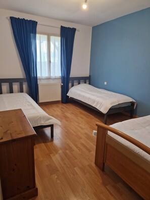 4 dormitorios, tabla de planchar con plancha, cuna de viaje