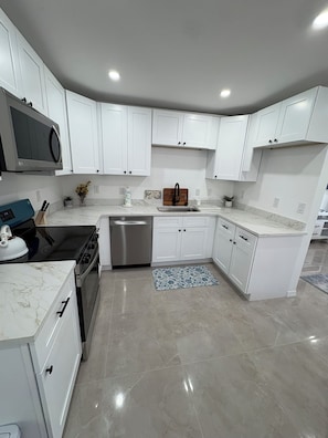 Private kitchen - Peaceful 2-bedroom house newly renovated with all amenities in West Palm Beach (West Palm Beach)