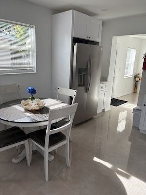 Dining - Peaceful 2-bedroom house newly renovated with all amenities in West Palm Beach (West Palm Beach)