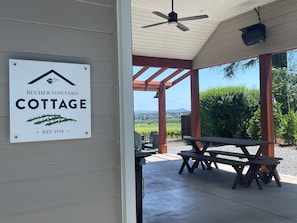 Outdoor dining - Premier Wine Country Getaway. Exclusive Bucher Vineyard Cottage on Westside Road (Healdsburg)