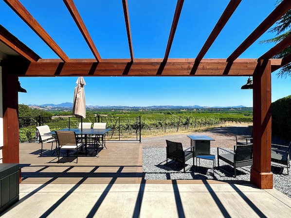 Outdoor dining - Premier Wine Country Getaway. Exclusive Bucher Vineyard Cottage on Westside Road (Healdsburg)