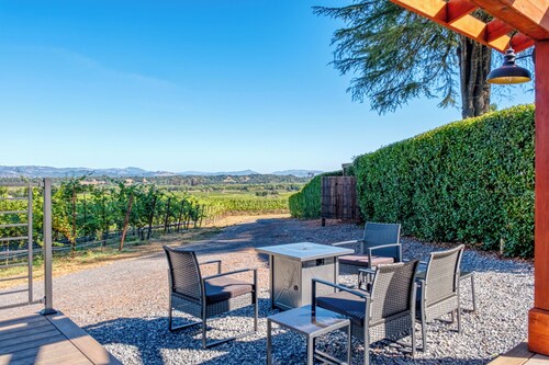 Premier Wine Country Getaway. Exclusive Bucher Vineyard Cottage on Westside Road