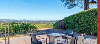 Premier Wine Country Getaway. Exclusive Bucher Vineyard Cottage on Westside Road