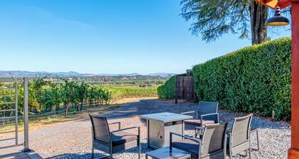 Premier Wine Country Getaway. Exclusive Bucher Vineyard Cottage on Westside Road