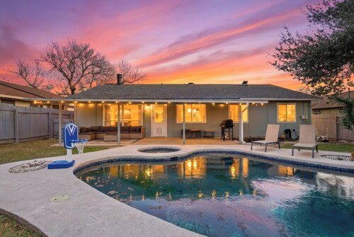 Domain Designer Home / Pool + Hot Tub/ king bed