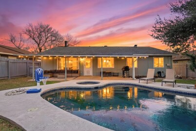 Domain Designer Home / Pool + Hot Tub/ king bed