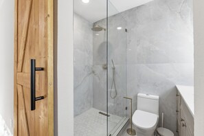 Hair dryer, towels, soap, toilet paper - Modern Designer Home\Private Pool\King Bed\Near The Domain (Austin)