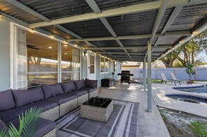 Terrace/patio - Modern Designer Home\Private Pool\King Bed\Near The Domain (Austin)