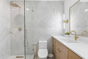 Hair dryer, towels, soap, toilet paper - Modern Designer Home\Private Pool\King Bed\Near The Domain (Austin)