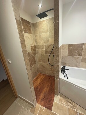 Douche, sèche-cheveux, serviettes fournies, savon