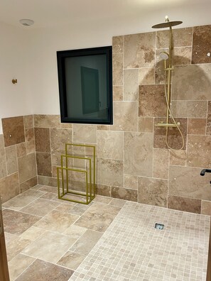 Douche, sèche-cheveux, serviettes fournies, savon