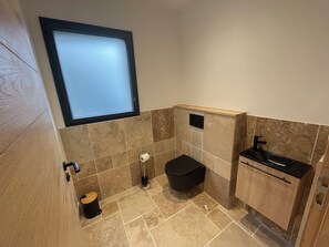 Douche, sèche-cheveux, serviettes fournies, savon