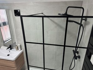 Douche, sèche-cheveux, serviettes fournies, savon