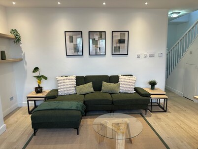 Aura - Elegant Retreat in Prime Leeds Location!