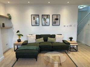 Living area - Aura - Elegant Retreat in Prime Leeds Location! (Leeds)